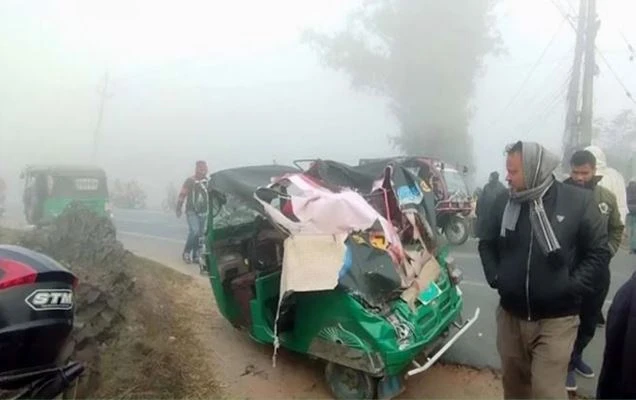 ঘন কুয়াশায় সড়ক দুর্ঘটনায় দুইজনের মৃত্যু